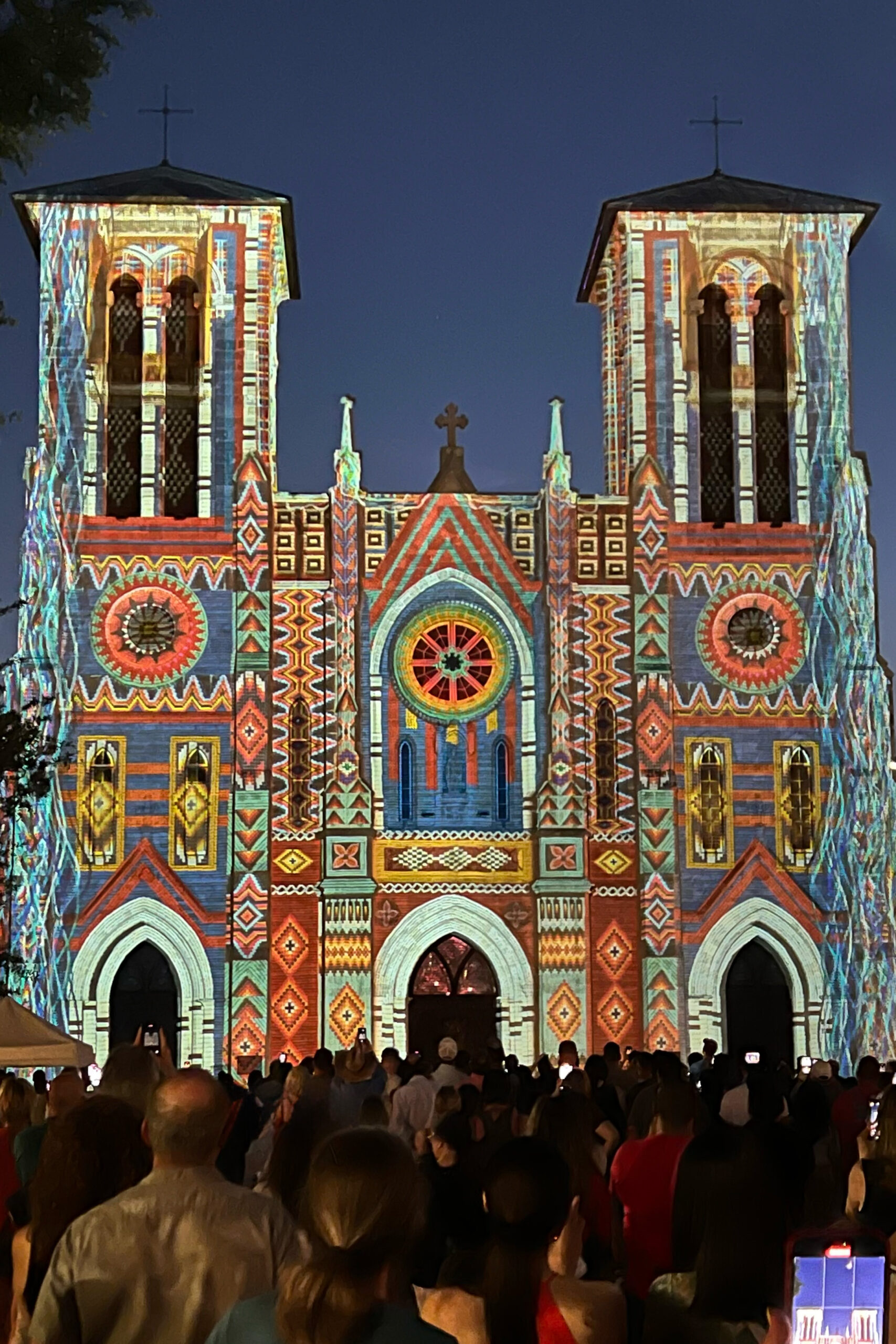 San Fernando Cathedral｜夜は光のアートの舞台に変わる歴史的大聖堂