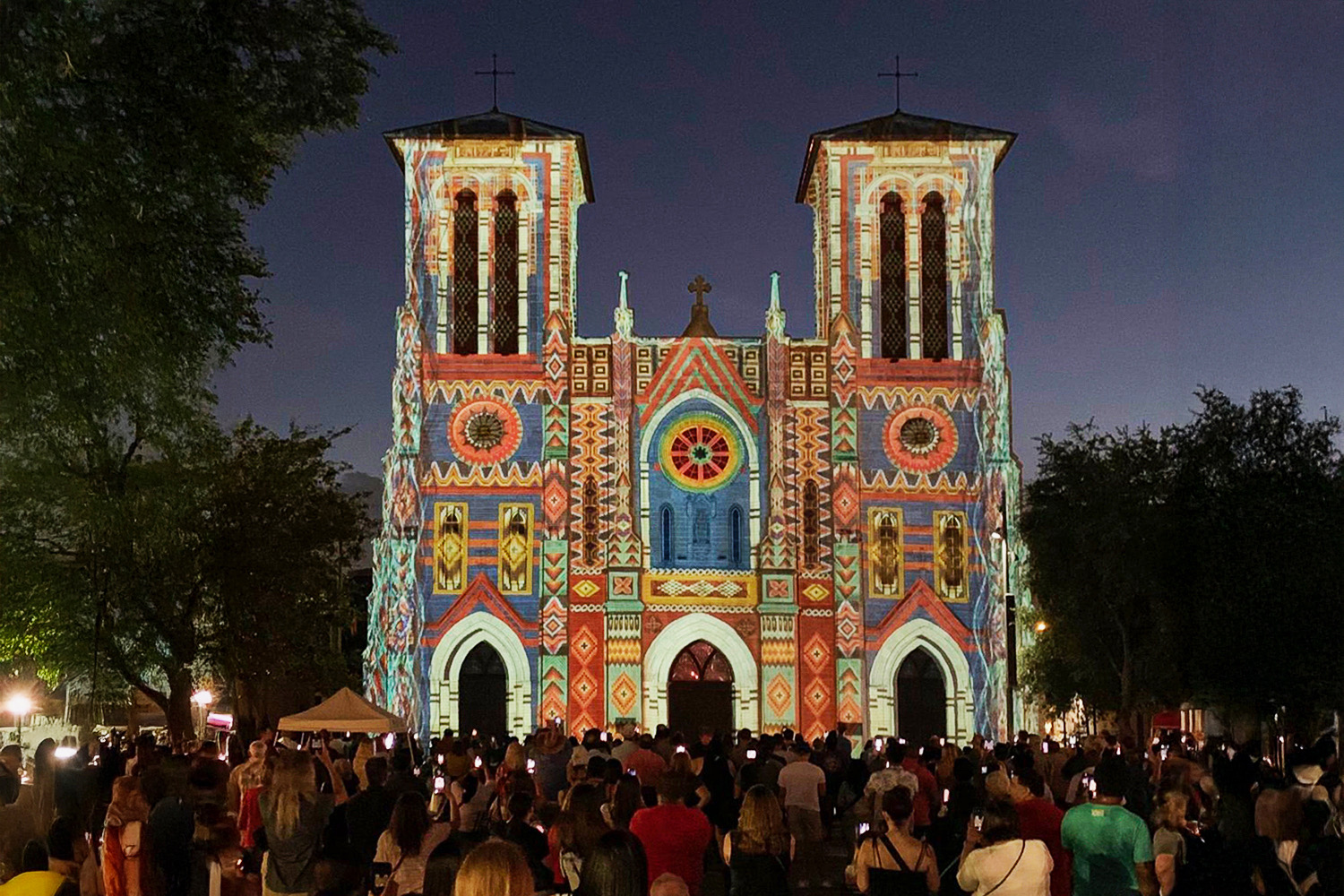 San Fernando Cathedral｜夜は光のアートの舞台に変わる歴史的大聖堂